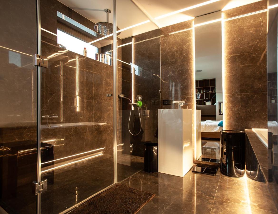 Contemporary Apartment With Fireplace & Terrace Банска-Бистрица Экстерьер фото
