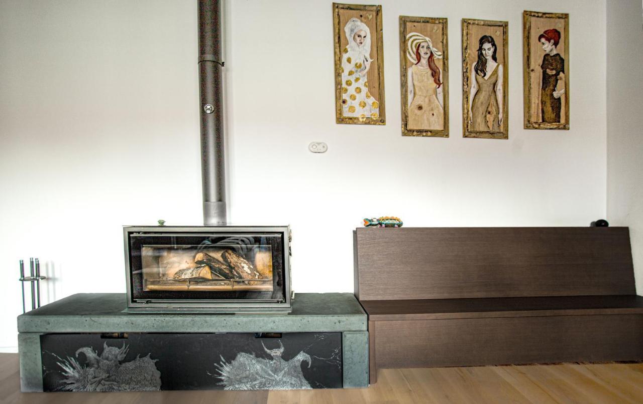 Contemporary Apartment With Fireplace & Terrace Банска-Бистрица Экстерьер фото