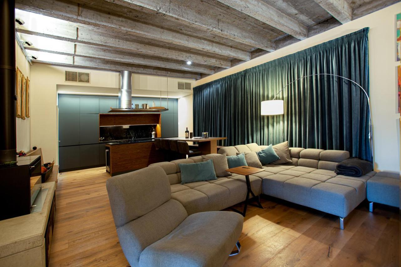 Contemporary Apartment With Fireplace & Terrace Банска-Бистрица Экстерьер фото